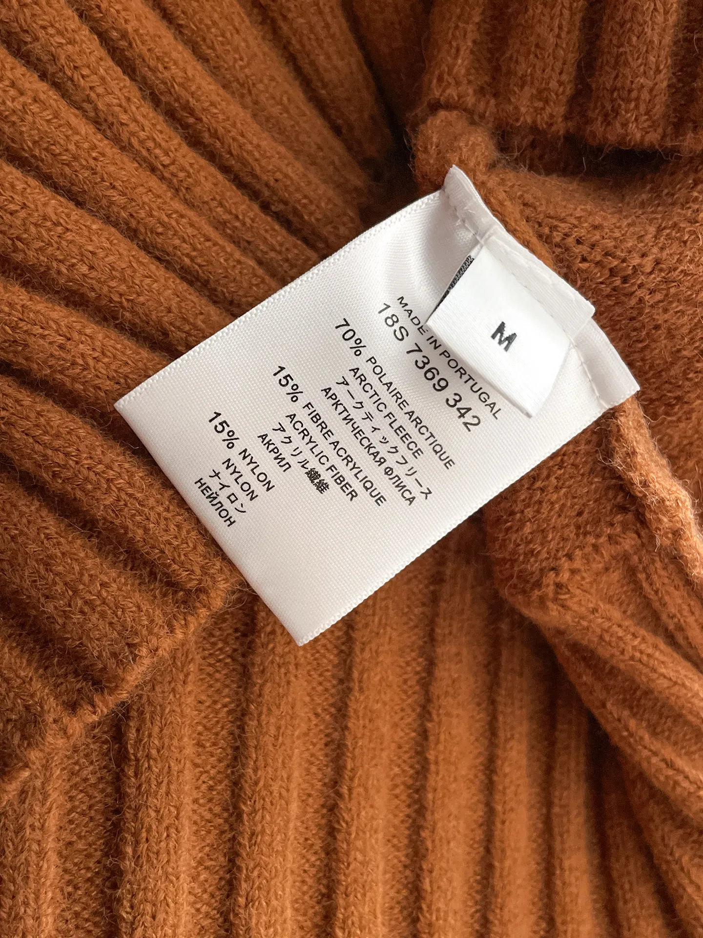 LP's new autumn and winter low-key luxury sweater, a trendy gentleman's round neck Premium sweater. Wool yarn blending. Only double-layer yarn can produce such a premium effect. It is a channel product of a trading company. It is a winter star-level item. It is easy to wear and practical. It is an all-purpose basic Versatile style. The texture is excellent. It is skin-friendly and comfortable without scratching. It is a high-end fashion base layer that is extremely comfortable whether worn alone or layered. It has an excellent texture for close-fitting wear. Demonstrate high-end and invincible fashion! Slim-fitting but not tight, with high elasticity on all sides, it is definitely a very comfortable upper body experience. It is a must-have item for winter wear! The wiring is neat and delicate, the details are exquisite, and the upper body effect is excellent. There is no age limit, and it is the best product on the Internet! Size: S M L
